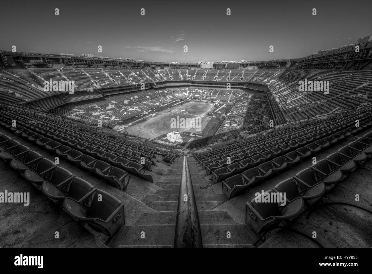 PONTIAC, USA : hantise images ont révélé la ruines d'un stade de football américain de 82 000 places qui a vu son dernier atterrissage il y a longtemps. Les images montrent les lignes de milliers de sièges en plastique bleu qui se trouvent maintenant vide compte tenu de la place de la terre brûlée où le vert était une fois de pas. D'autres plans de l'ancien stade de Detroit Lions jonché de décombres montrent les restes de l'accueil VIP des boîtes et des bouteilles de bière et des condiments oublié laissé assis sur une table. Les pressions ont été prises sur le Pontiac Silverdome de Pontiac, Michigan par photographe américain Jeff Hagerman (36) de Atl Banque D'Images