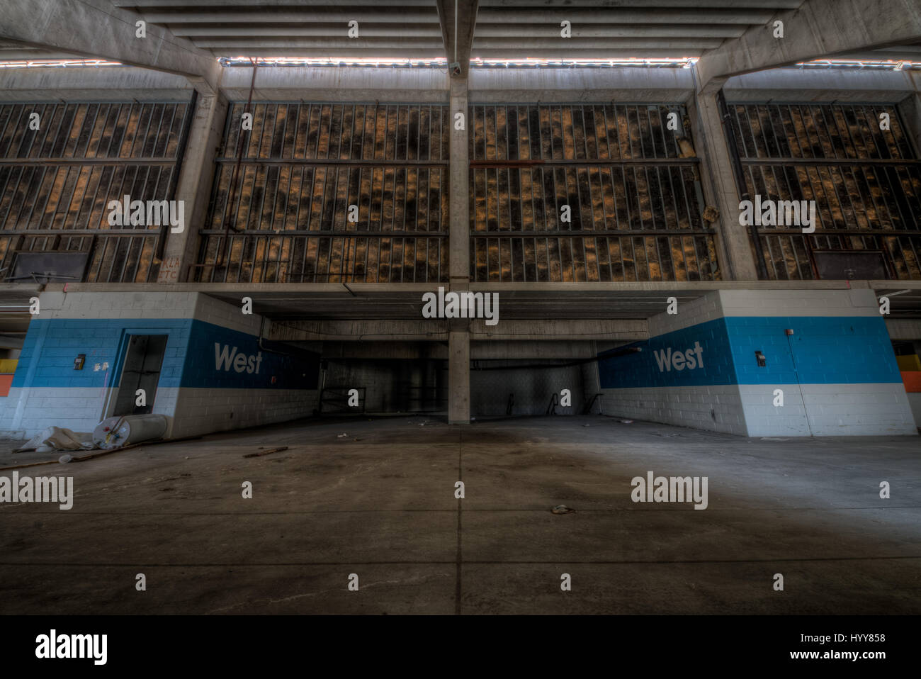 PONTIAC, USA : hantise images ont révélé la ruines d'un stade de football américain de 82 000 places qui a vu son dernier atterrissage il y a longtemps. Les images montrent les lignes de milliers de sièges en plastique bleu qui se trouvent maintenant vide compte tenu de la place de la terre brûlée où le vert était une fois de pas. D'autres plans de l'ancien stade de Detroit Lions jonché de décombres montrent les restes de l'accueil VIP des boîtes et des bouteilles de bière et des condiments oublié laissé assis sur une table. Les pressions ont été prises sur le Pontiac Silverdome de Pontiac, Michigan par photographe américain Jeff Hagerman (36) de Atl Banque D'Images PONTIAC, USA : hantise images ont révélé la ruines d'un stade de football américain de 82 000 places qui a vu son dernier atterrissage il y a longtemps. Les images montrent les lignes de milliers de sièges en plastique bleu qui se trouvent maintenant vide compte tenu de la place de la terre brûlée où le vert était une fois de pas. D'autres plans de l'ancien stade de Detroit Lions jonché de décombres montrent les restes de l'accueil VIP des boîtes et des bouteilles de bière et des condiments oublié laissé assis sur une table. Les pressions ont été prises sur le Pontiac Silverdome de Pontiac, Michigan par photographe américain Jeff Hagerman (36) de Atl Banque D'Images