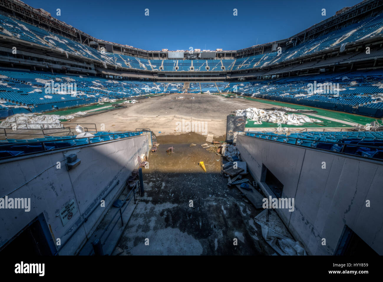 PONTIAC, USA : hantise images ont révélé la ruines d'un stade de football américain de 82 000 places qui a vu son dernier atterrissage il y a longtemps. Les images montrent les lignes de milliers de sièges en plastique bleu qui se trouvent maintenant vide compte tenu de la place de la terre brûlée où le vert était une fois de pas. D'autres plans de l'ancien stade de Detroit Lions jonché de décombres montrent les restes de l'accueil VIP des boîtes et des bouteilles de bière et des condiments oublié laissé assis sur une table. Les pressions ont été prises sur le Pontiac Silverdome de Pontiac, Michigan par photographe américain Jeff Hagerman (36) de Atl Banque D'Images PONTIAC, USA : hantise images ont révélé la ruines d'un stade de football américain de 82 000 places qui a vu son dernier atterrissage il y a longtemps. Les images montrent les lignes de milliers de sièges en plastique bleu qui se trouvent maintenant vide compte tenu de la place de la terre brûlée où le vert était une fois de pas. D'autres plans de l'ancien stade de Detroit Lions jonché de décombres montrent les restes de l'accueil VIP des boîtes et des bouteilles de bière et des condiments oublié laissé assis sur une table. Les pressions ont été prises sur le Pontiac Silverdome de Pontiac, Michigan par photographe américain Jeff Hagerman (36) de Atl Banque D'Images