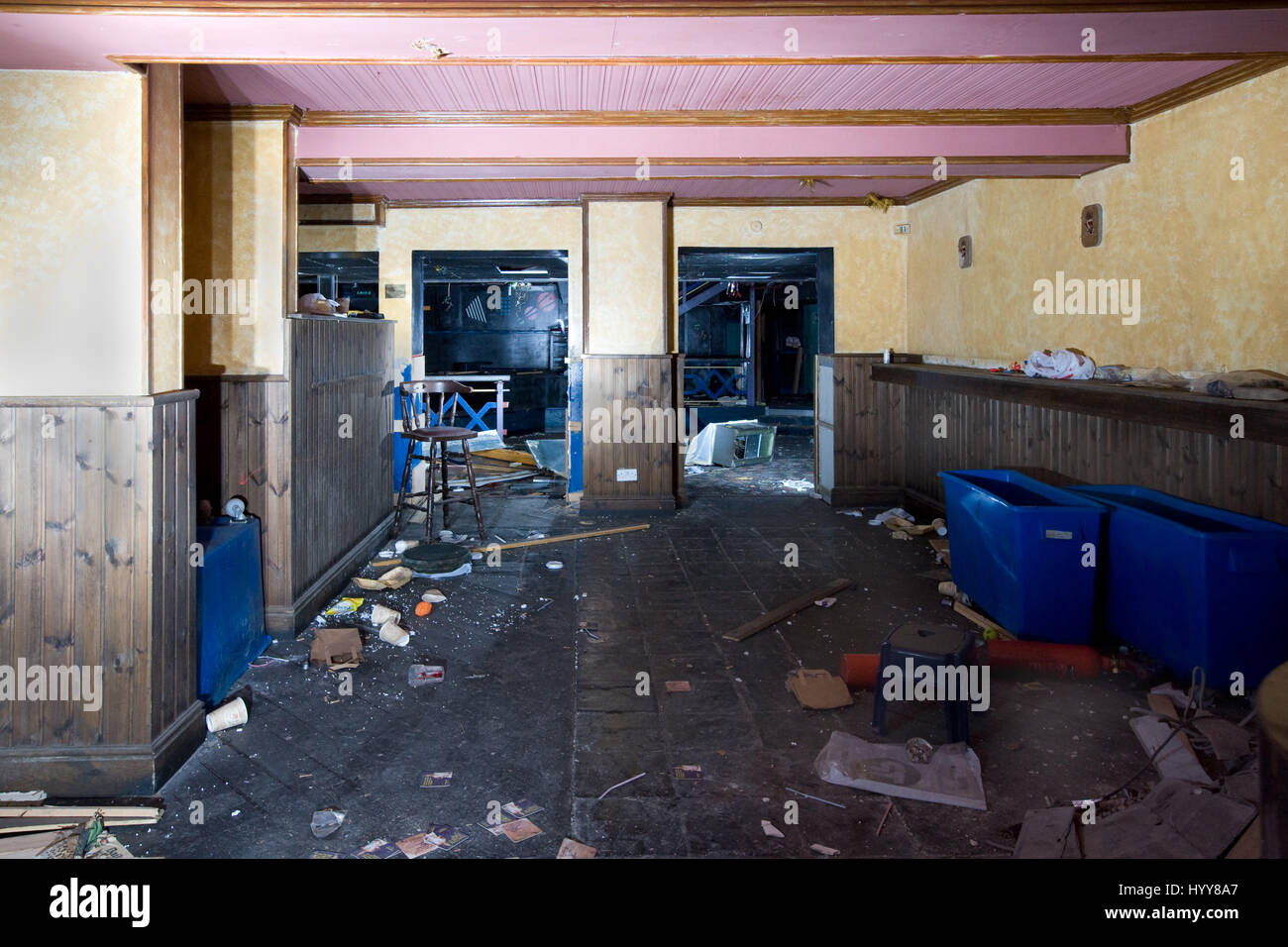 WHITEHAVEN, UK : images obsédantes ont révélé les vestiges de ce qui était autrefois l'une des discothèques de premiere au Royaume-Uni. Les images montrent le décor 80s'effrite sur les murs et plafonds avec des débris éparpillés dans tout le complexe. D'autres plans montrent les 'fantômes' du passé boogying la nuit sur la piste de danse déserte où des centaines de fêtards aurait aimé eux-mêmes. Les mousquetons ont été prises dans le parc fermé de nuit au milieu des années 2000 à Whitehaven, Cumbria par photographe local Dave Wilson (45) à l'aide d'un Canon 1D appareil photo. Banque D'Images