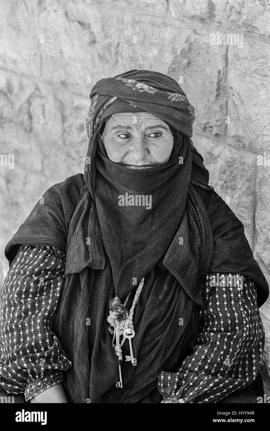 Bédouine qui est en charge de ruines et de mosaïques près d'Amman, en Jordanie. Banque D'Images