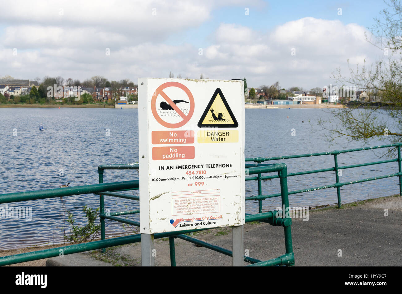 Grand panneau attention pas de nager à réservoir d'Edgbaston à Birmingham Banque D'Images