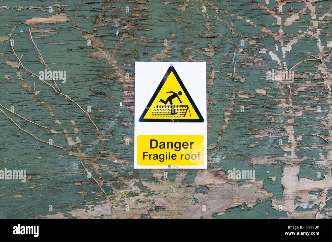 Panneau d'avertissement disant danger : toit fragile Banque D'Images