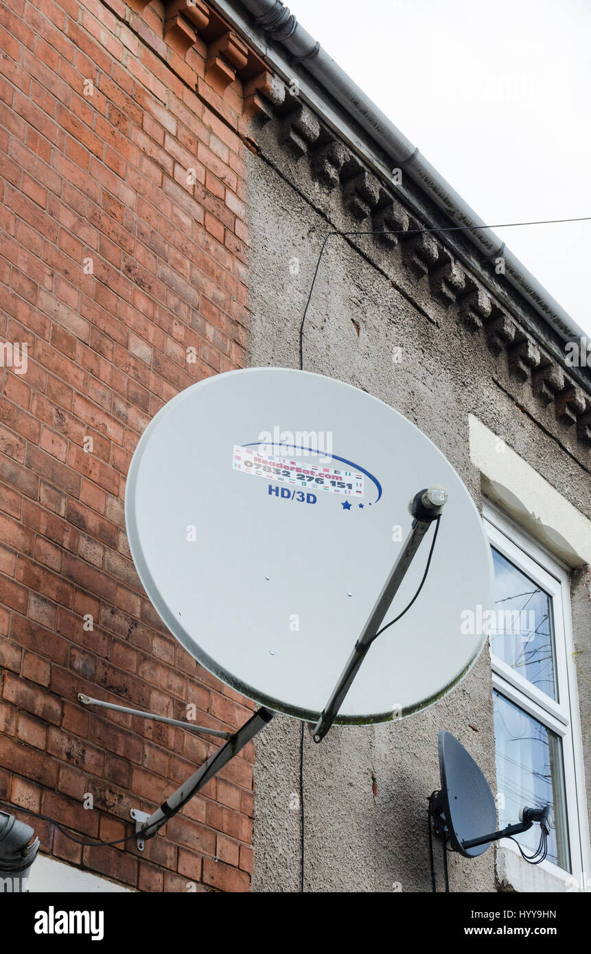 Grande parabole fixée sur l'avant d'une maison mitoyenne Banque D'Images
