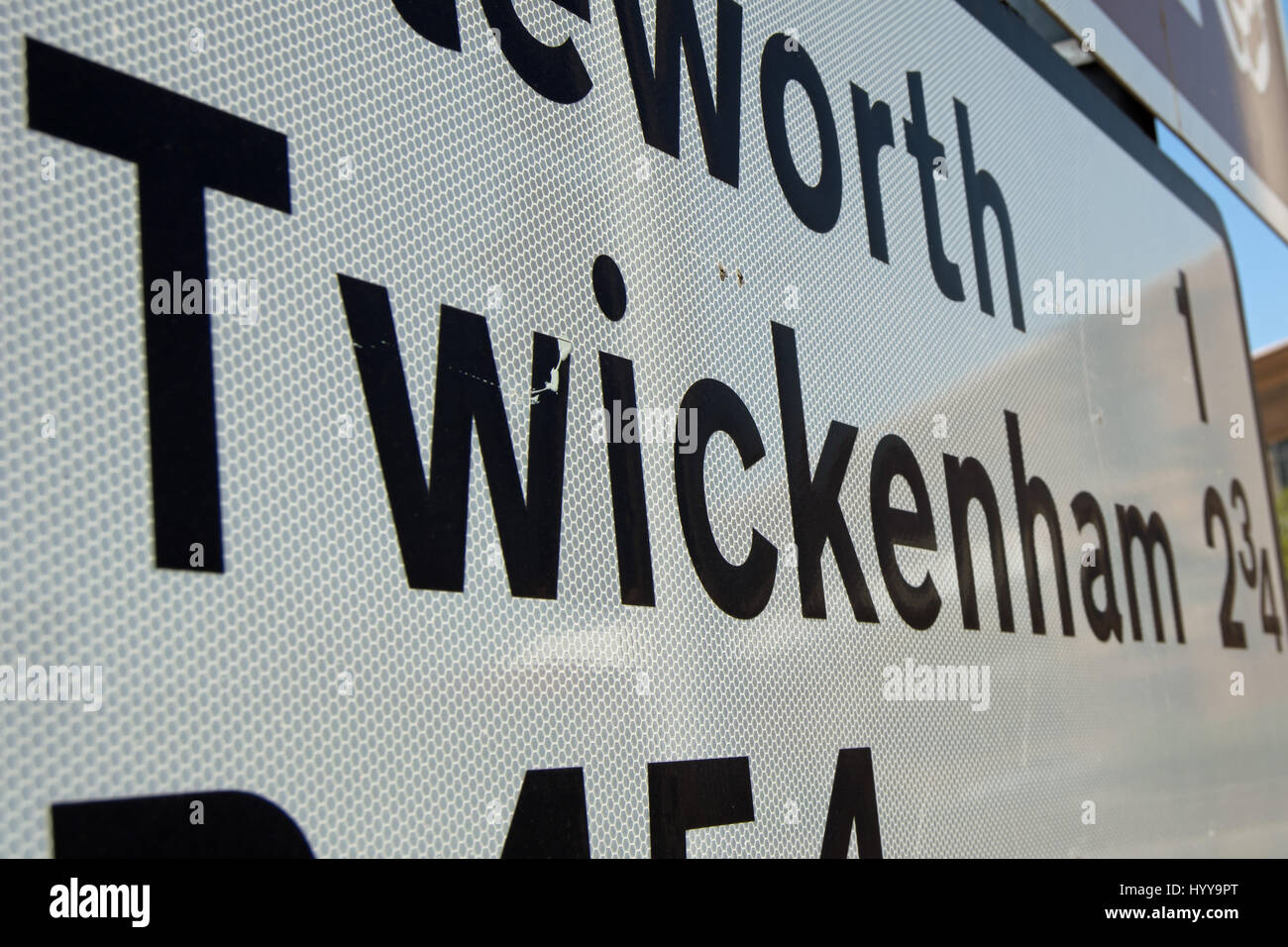 Détail de panneau routier indiquant distance à Twickenham, Middlesex, Angleterre Banque D'Images