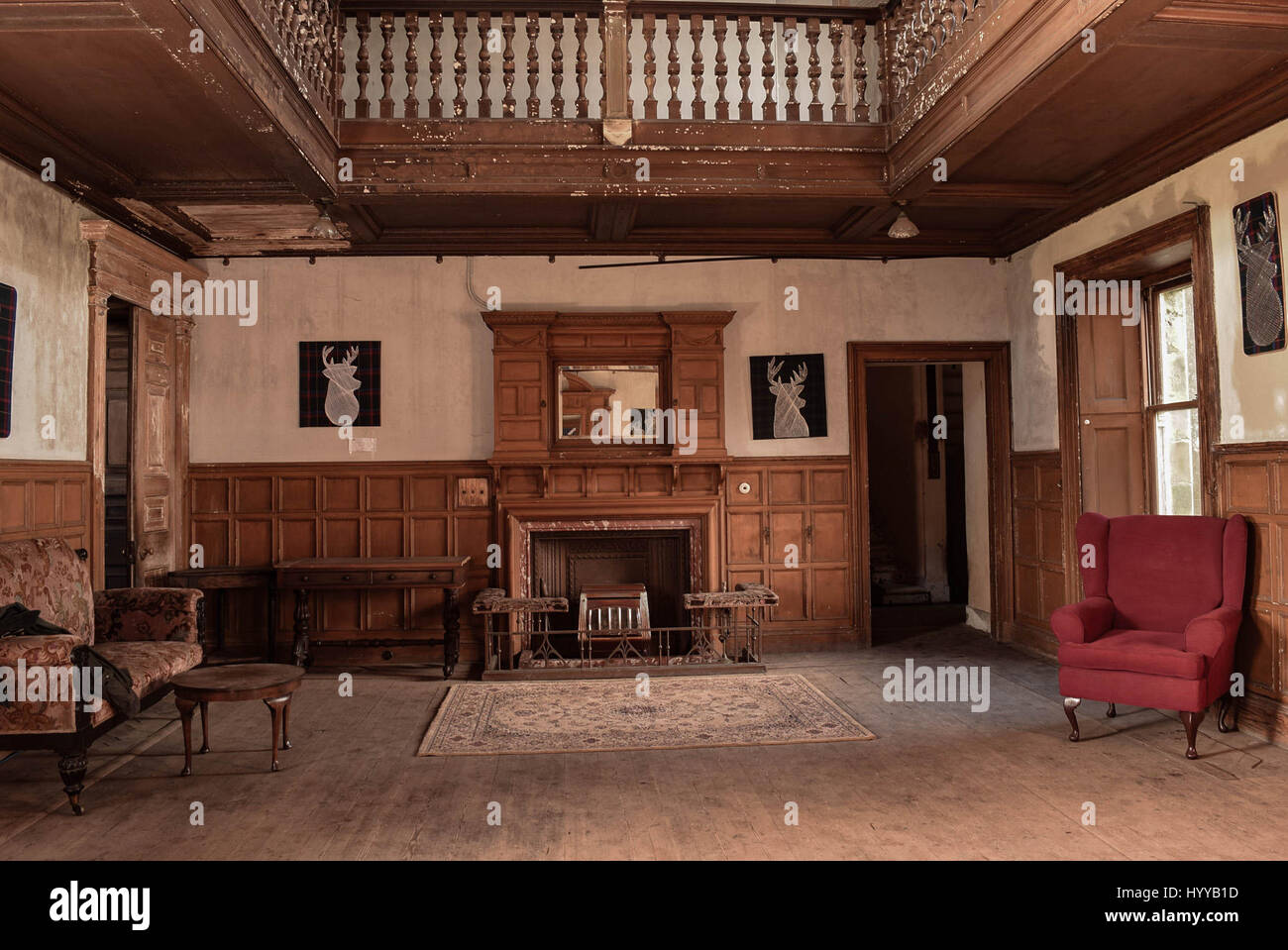 L'Écosse, Royaume-Uni : des images étonnantes offrent un aperçu à l'intérieur du vieux manoir écossais où Bonnie Prince Charlie une fois établit son quartier général à présent sur le marché libre pour £1.25millions malgré les efforts d'une confiance locale pour fixer le bâtiment historique de la nation. Les images montrent l'atmosphère l'original lit à baldaquin que le prince Charles Édouard Stuart dormi dans, et peut-être le père de sa fille unique, sur les rampes d'écaillés et négligé d'une table de billard avec vintage de bord. D'autres photos montrent un couloir de ce qui aurait été chambres des domestiques et ce qui ressemble à une buanderie. L'ho Banque D'Images