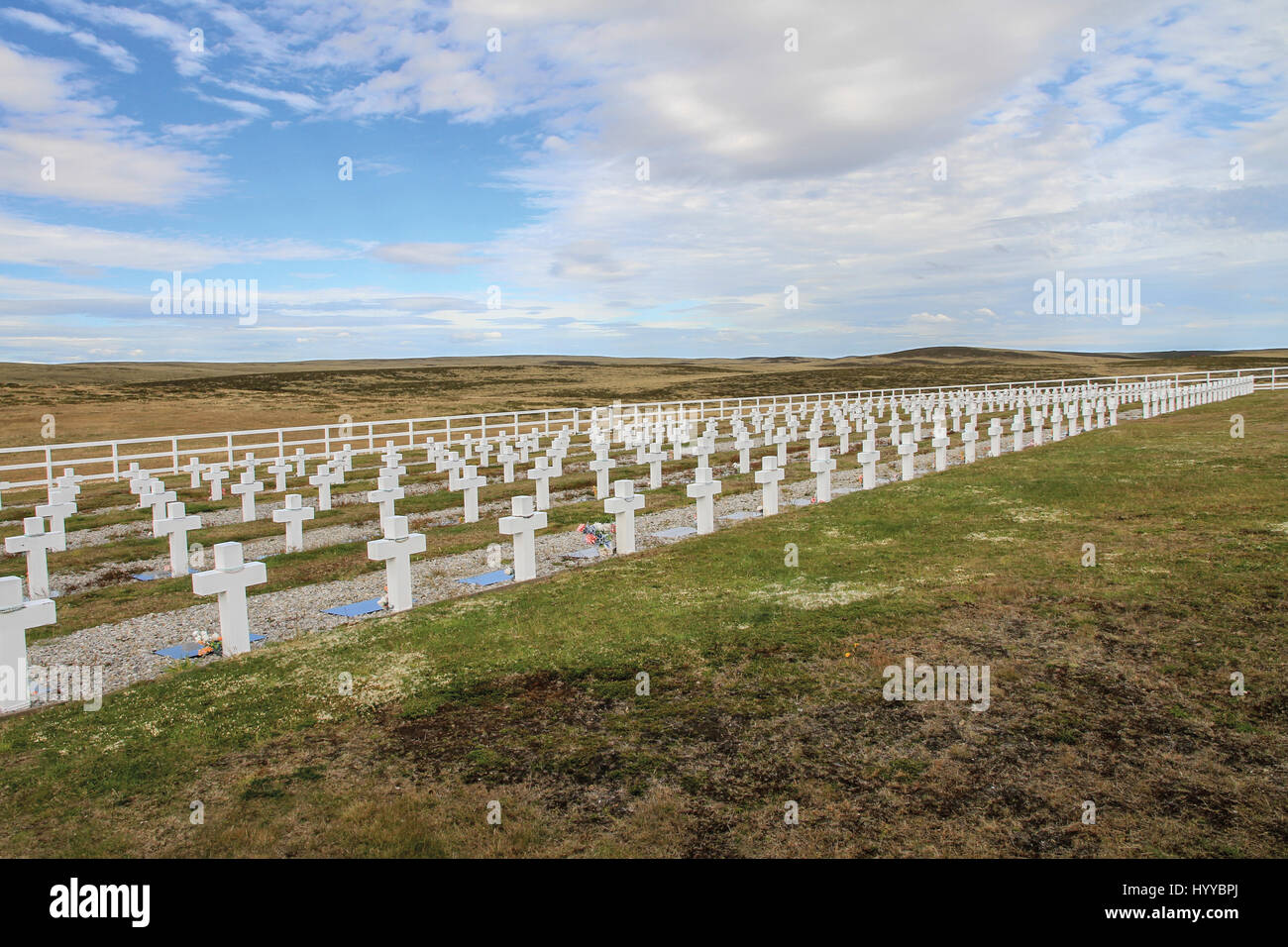 Guerre des Malouines : tombes. Le trente-cinquième anniversaire de la guerre des Malouines, 1982 images poignantes donnent un aperçu de l'accident d'hélicoptère de conflits nationaux. Emotion - évoquant les images montrent les tombes de guerre où les soldats courageux qui ont donné leur vie pour leur bien-aimée nation ont été enterrés. Capturé par le directeur créatif Dan Bernard (49), ces photos Afficher le reste de l'Atlantic Conveyor, Chinook, et des hélicoptères Puma, ainsi que la gamme d'Eton et le San Carlos memorial. Dan Bernard / mediadrumworld.com Banque D'Images