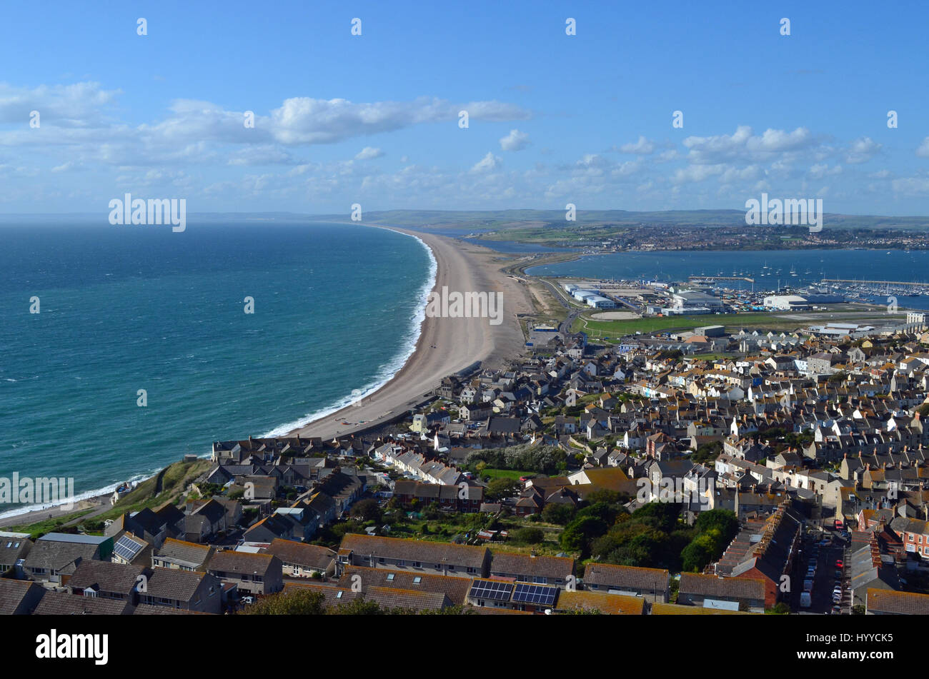 Vue sur plage de Chesil et le port de Portland de Portland, Dorset, UK Banque D'Images