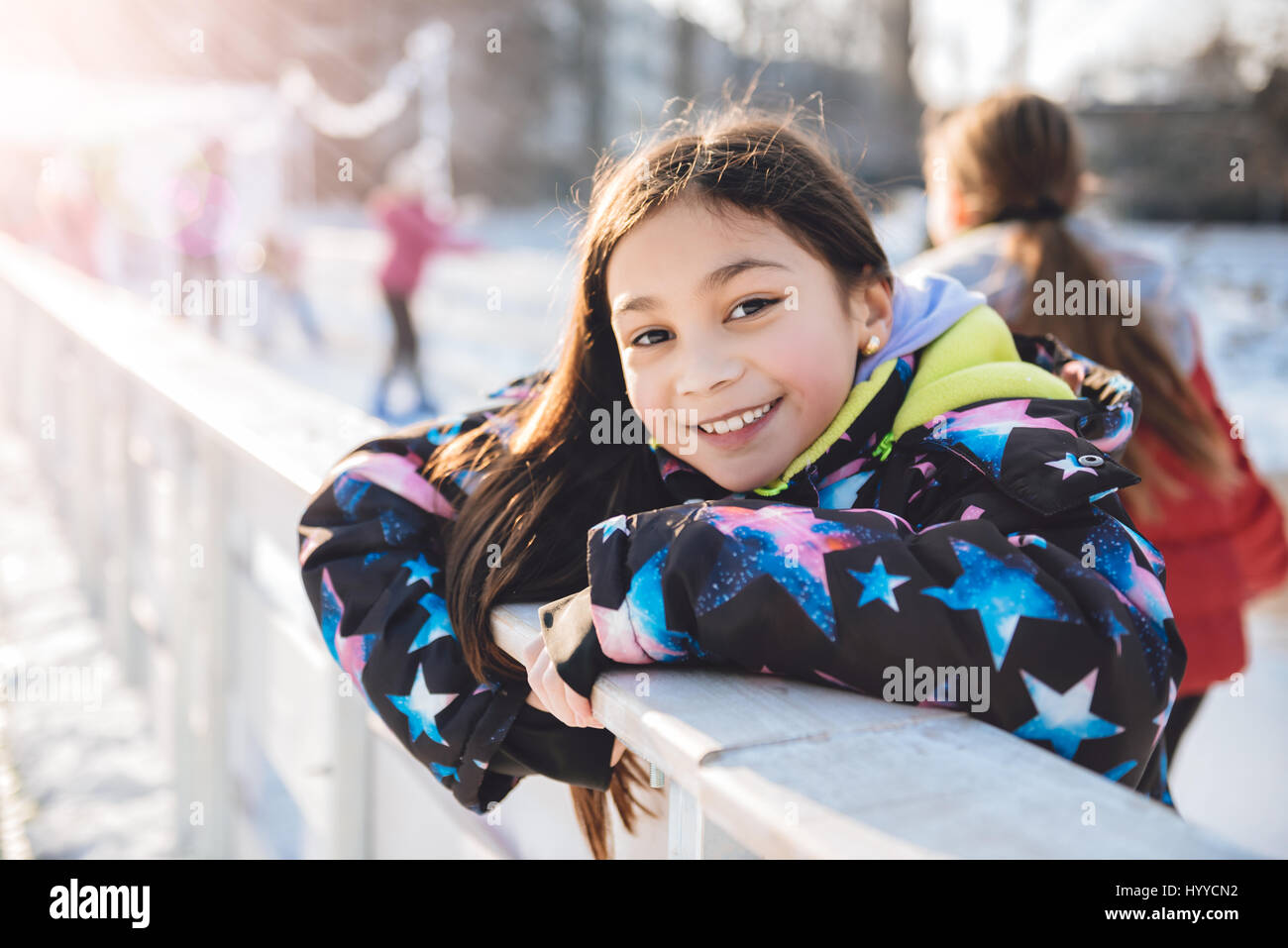Skating girl having fun on ice rink Banque D'Images