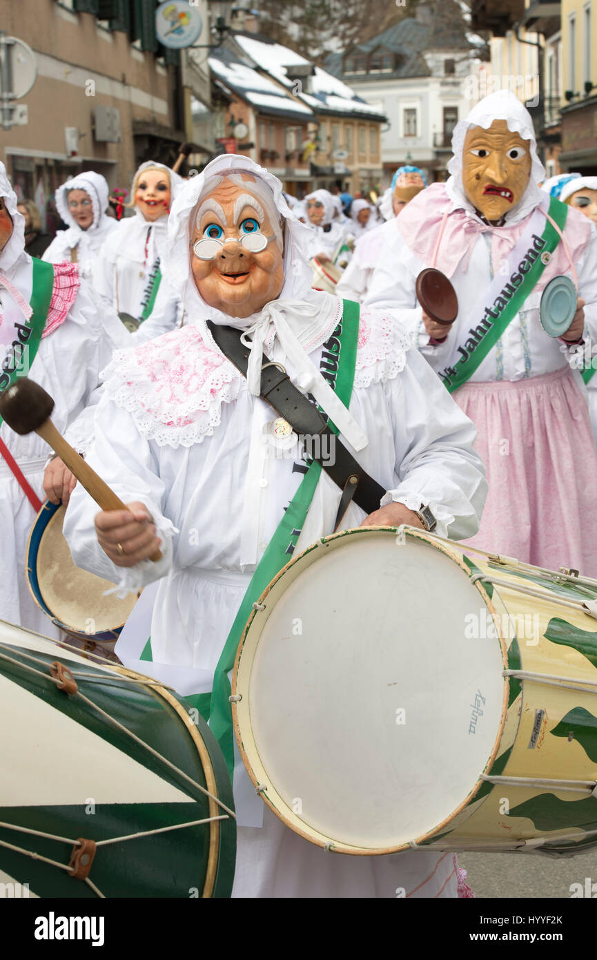 Aussee Carnival, les hommes avec des masques et des instruments, de la batterie, des robes blanches, Trommelweiber, Bad Aussee, Styrie, Autriche Banque D'Images