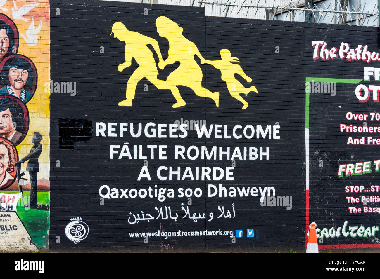 Réfugiés 'Bienvenue' sur le mural de Falls Road, Belfast, County Antrim, Northern Ireland, UK Banque D'Images