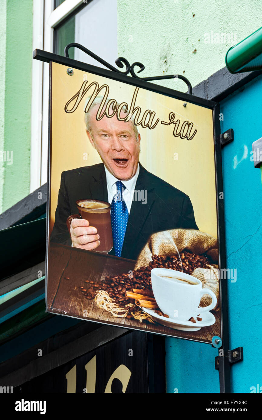Martin McGuinness, représentant signe aux Chutes du café, les rouleaux de Falls Road, Belfast, County Antrim, Northern Ireland, UK Banque D'Images