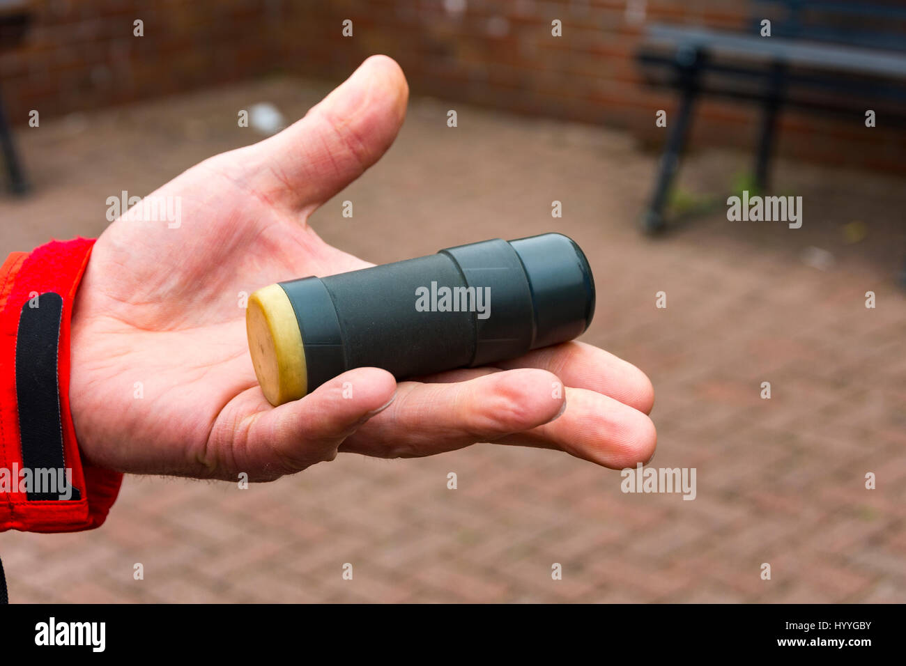 Une balle en caoutchouc, ou baton rond, tenu par un Taxi Tour guide, Belfast, County Antrim, Northern Ireland, UK Banque D'Images