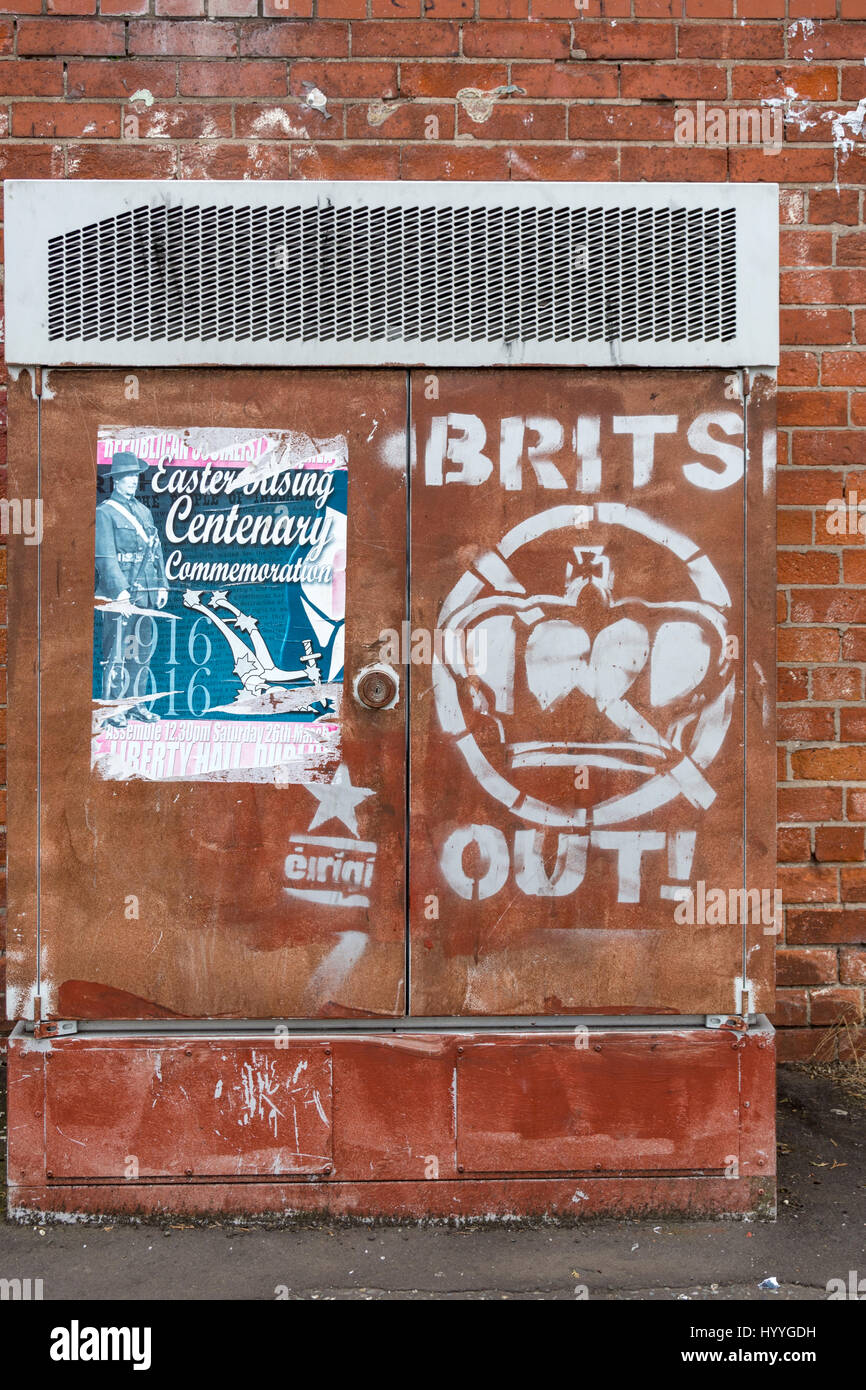 Brits 'out' graffiti sur Beechmount Avenue, off la Falls Road, Belfast, County Antrim, Northern Ireland, UK Banque D'Images