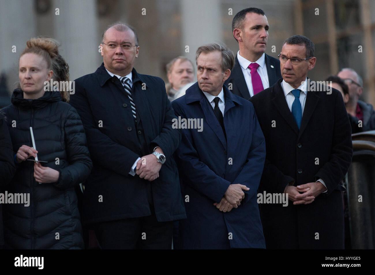 Londres, Royaume-Uni. 23 mars, 2017. Dignitaires dont l'Ambassadeur israélien Mark Regev (r) assemblage à Trafalgar Square pour une veillée à la mémoire des victimes de la Banque D'Images