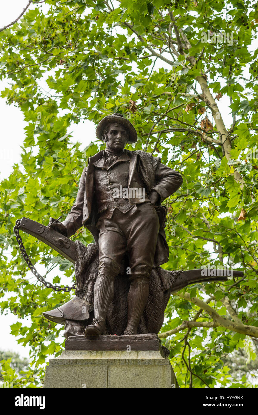 Auckland, Nouvelle-Zélande - 1 mars, 2017 : Robert Burns statue en bronze grande dans le parc du domaine. Arrière-plan de l'arbre vert avec quelques taches de s gris Banque D'Images