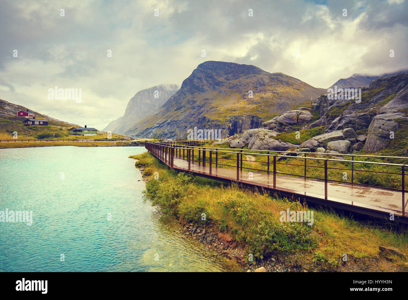 La voie métallique le long de la rivière sur la montagne. Trollstigen, chemin des Trolls, Norvège Banque D'Images