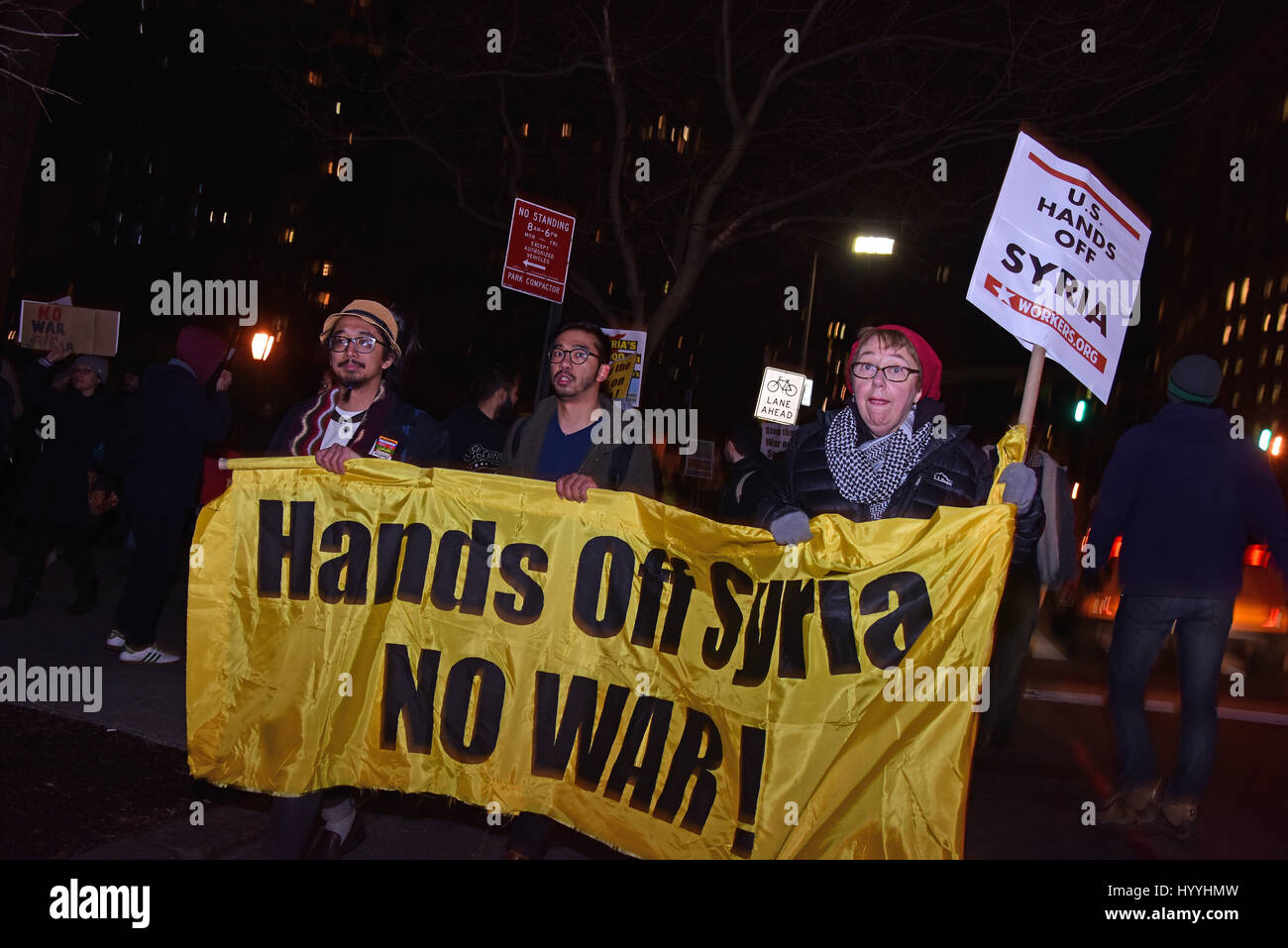 Plusieurs centaines de militants syndicaux se sont rassemblés à Union Square Park pour un rassemblement pour s'opposer à mars et l'intervention américaine dans la guerre civile syrienne, a récemment augmenté avec une attaque de missiles de croisière par les forces des États-Unis contre les positions du gouvernement syrien. (Photo par : Andy Katz/Pacific Press) Banque D'Images