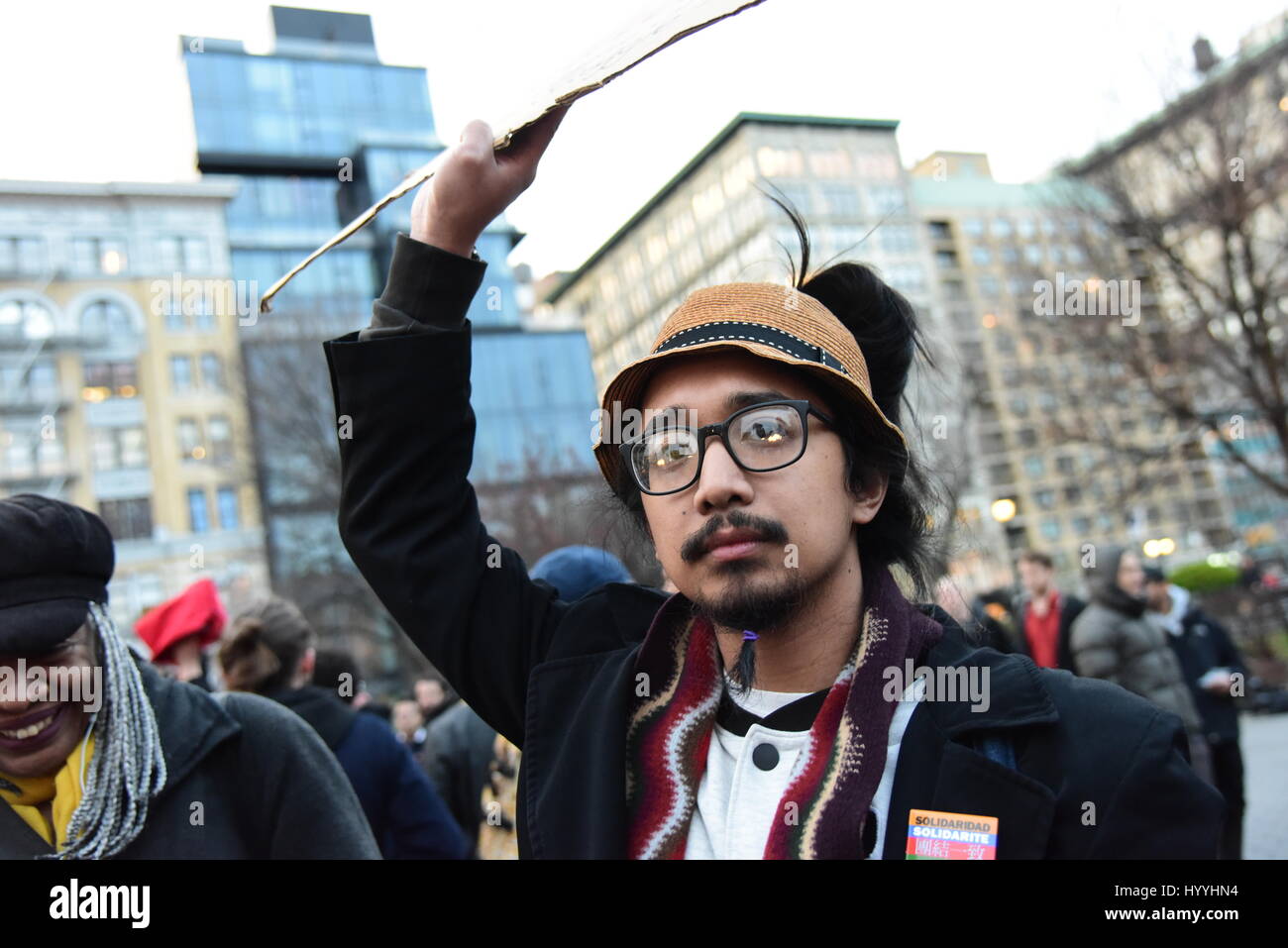 Plusieurs centaines de militants syndicaux se sont rassemblés à Union Square Park pour un rassemblement pour s'opposer à mars et l'intervention américaine dans la guerre civile syrienne, a récemment augmenté avec une attaque de missiles de croisière par les forces des États-Unis contre les positions du gouvernement syrien. (Photo par : Andy Katz/Pacific Press) Banque D'Images