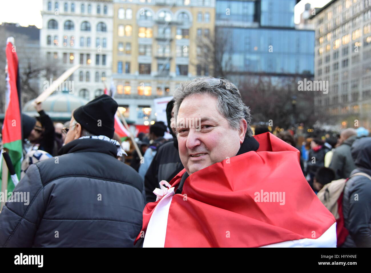 Plusieurs centaines de militants syndicaux se sont rassemblés à Union Square Park pour un rassemblement pour s'opposer à mars et l'intervention américaine dans la guerre civile syrienne, a récemment augmenté avec une attaque de missiles de croisière par les forces des États-Unis contre les positions du gouvernement syrien. (Photo par : Andy Katz/Pacific Press) Banque D'Images