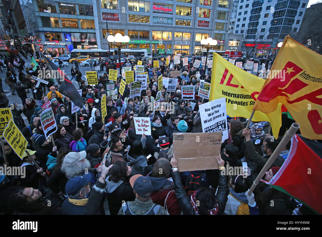 Plusieurs centaines de militants syndicaux se sont rassemblés à Union Square Park pour un rassemblement pour s'opposer à mars et l'intervention américaine dans la guerre civile syrienne, a récemment augmenté avec une attaque de missiles de croisière par les forces des États-Unis contre les positions du gouvernement syrien. (Photo par : Andy Katz/Pacific Press) Banque D'Images