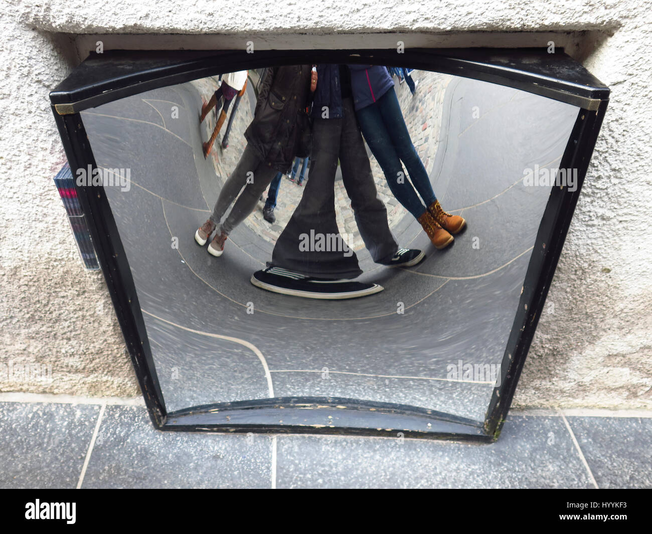 Peopl's pieds en miroir déformé Photo Stock - Alamy