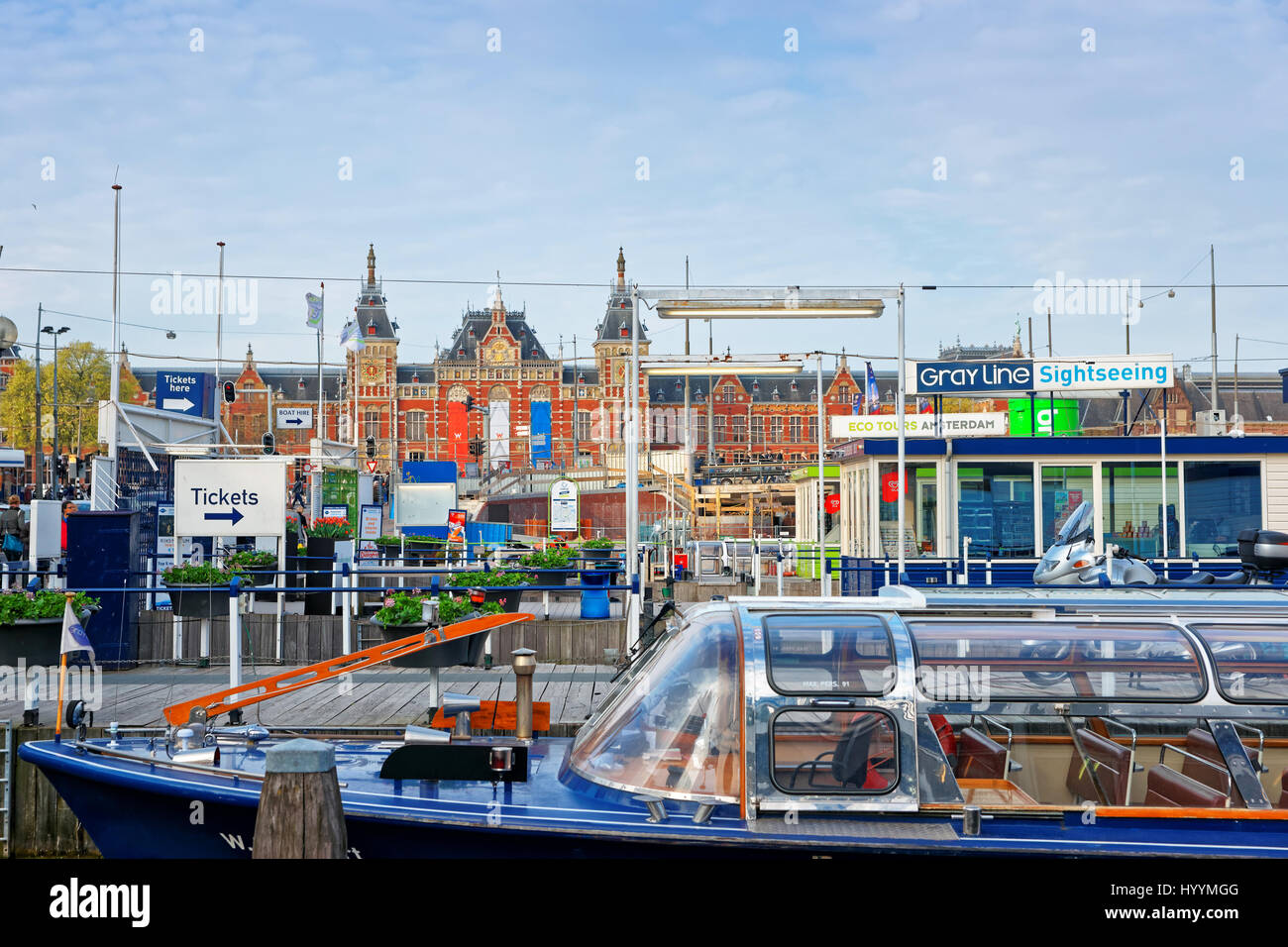 Amsterdam, Pays-Bas - 3 mai 2013 : péniche sur Open Havenfront à Amsterdam, Pays-Bas. La gare centrale sur l'arrière-plan Banque D'Images