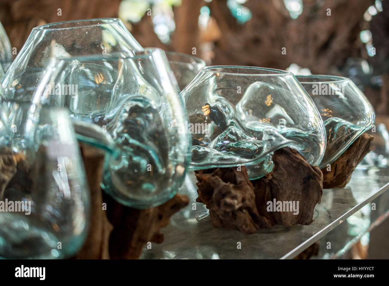 Bol en verre, vase art et navire à Bali, Indonésie Banque D'Images