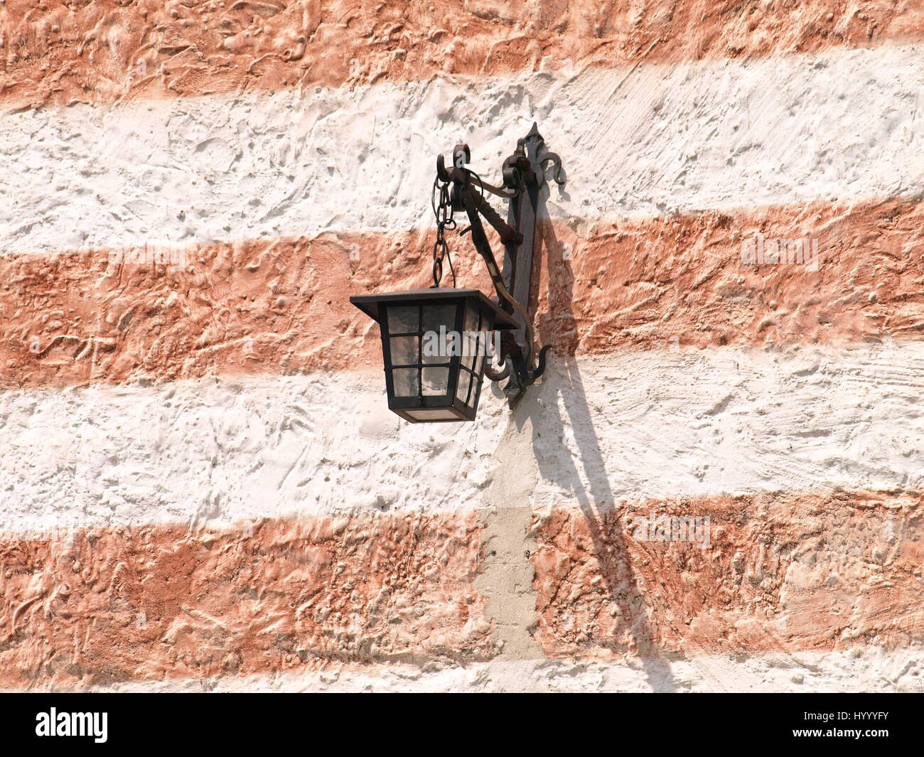 Lampe sur le mur de l'ancien bâtiment Banque D'Images