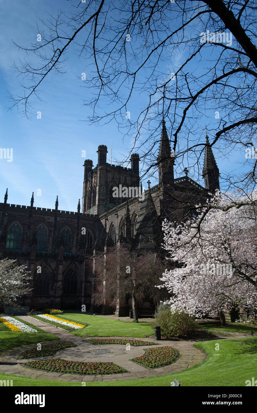 Ville de Chester, en Angleterre. Printemps pittoresque vue du Cheshire Regiment Jardin du souvenir à la cathédrale de Chester. Banque D'Images