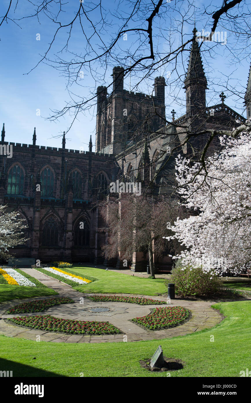 Ville de Chester, en Angleterre. Printemps pittoresque vue du Cheshire Regiment Jardin du souvenir à la cathédrale de Chester. Banque D'Images