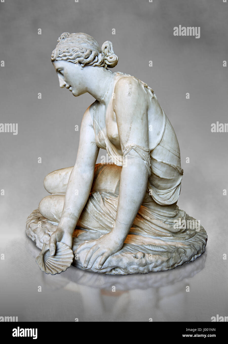 Nymphe avec un shell (une nymphe la coquille ), 1er 100 Roman statue en marbre d'Italie, collection Borghèse . Musée du Louvre, Paris Cat No MR 309. Banque D'Images