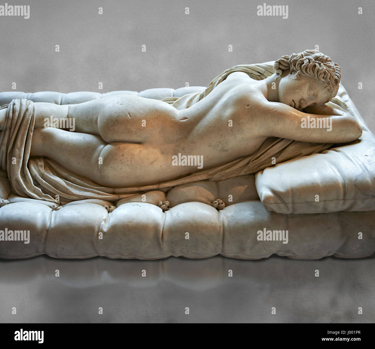 Dormir Hermaphroditus, l'Hermaphrodite Borghèse. Une vie ancienne taille 2e siècle statue romaine sculpté en marbre grec, le Musée du Louvre, Paris Banque D'Images