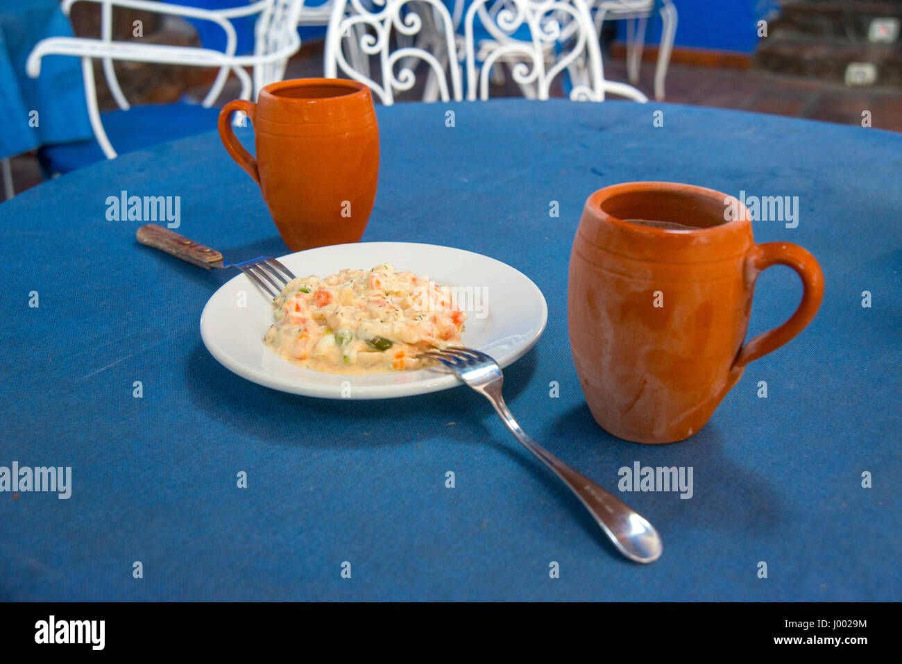 Deux chopes de bière avec salade russe de tapa. La Mancha, Espagne. Banque D'Images