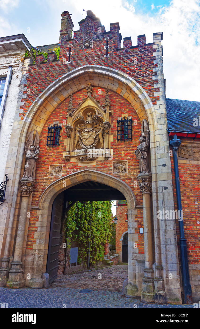 Bruges, Belgique - 10 mai 2012 : Arch avec le blason menant au musée Gruuthuse dans la vieille ville médiévale de Bruges, Belgique. Banque D'Images
