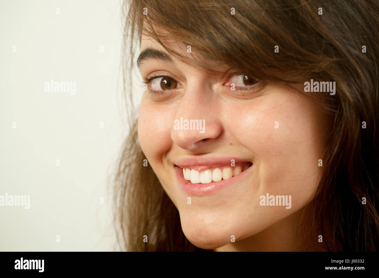 Young woman smiling, regardant la caméra. Voir de très près. Banque D'Images