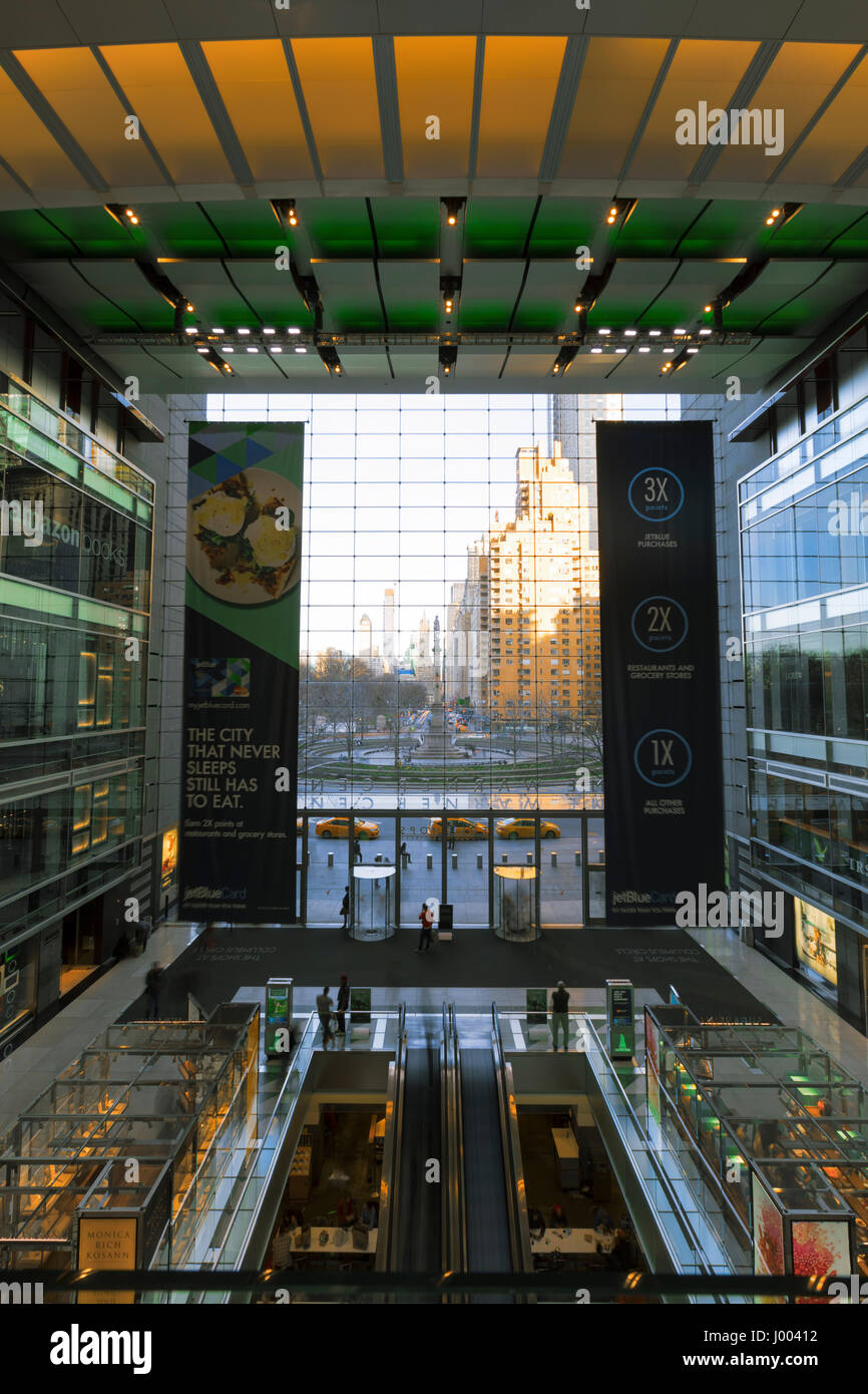 La ville de New York, USA-Avril 2, 2017 : Columbus Circle, vu du Time Warner Center's 150 pieds de hauteur (46 m) de mur rideau en verre. Banque D'Images