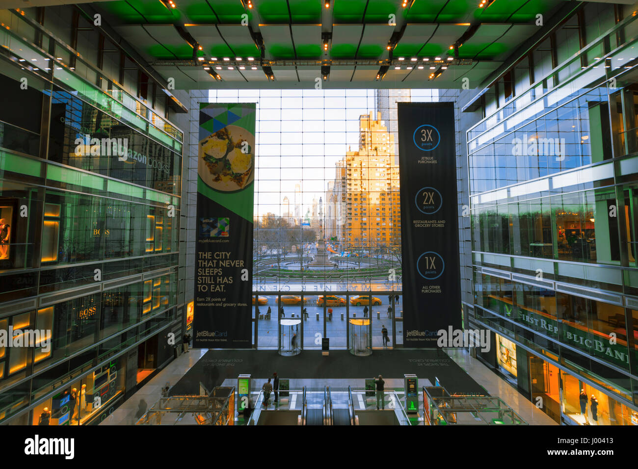La ville de New York, USA-Avril 2, 2017 : Columbus Circle, vu du Time Warner Center's 150 pieds de hauteur (46 m) de mur rideau en verre. Banque D'Images