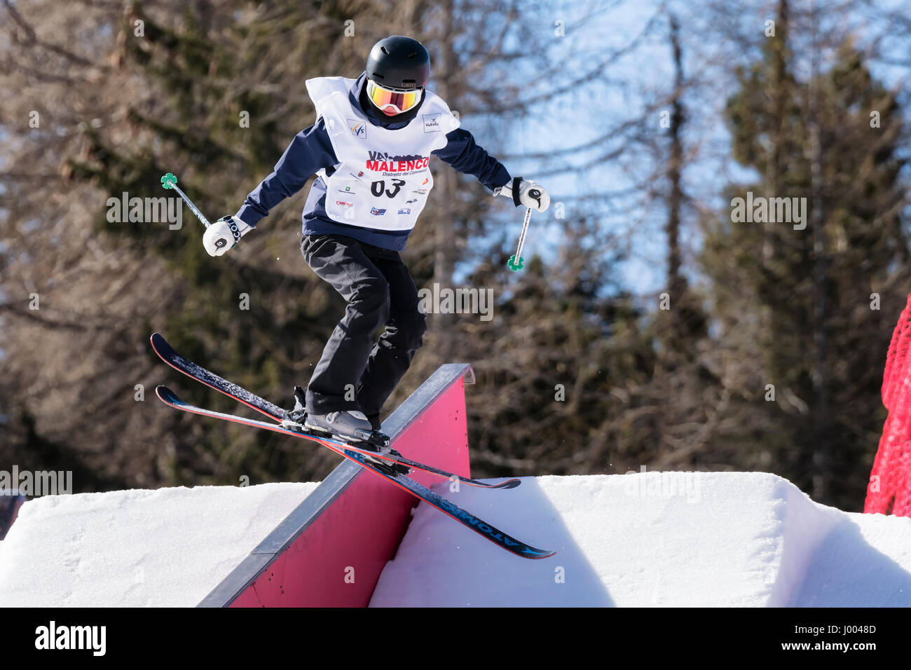 CHIESA IN VALMALENCO, ITALIE - 6 avril 2017 : FIS Ski acrobatique Monde Junior Chanpionship, athlète en slopestyle Banque D'Images