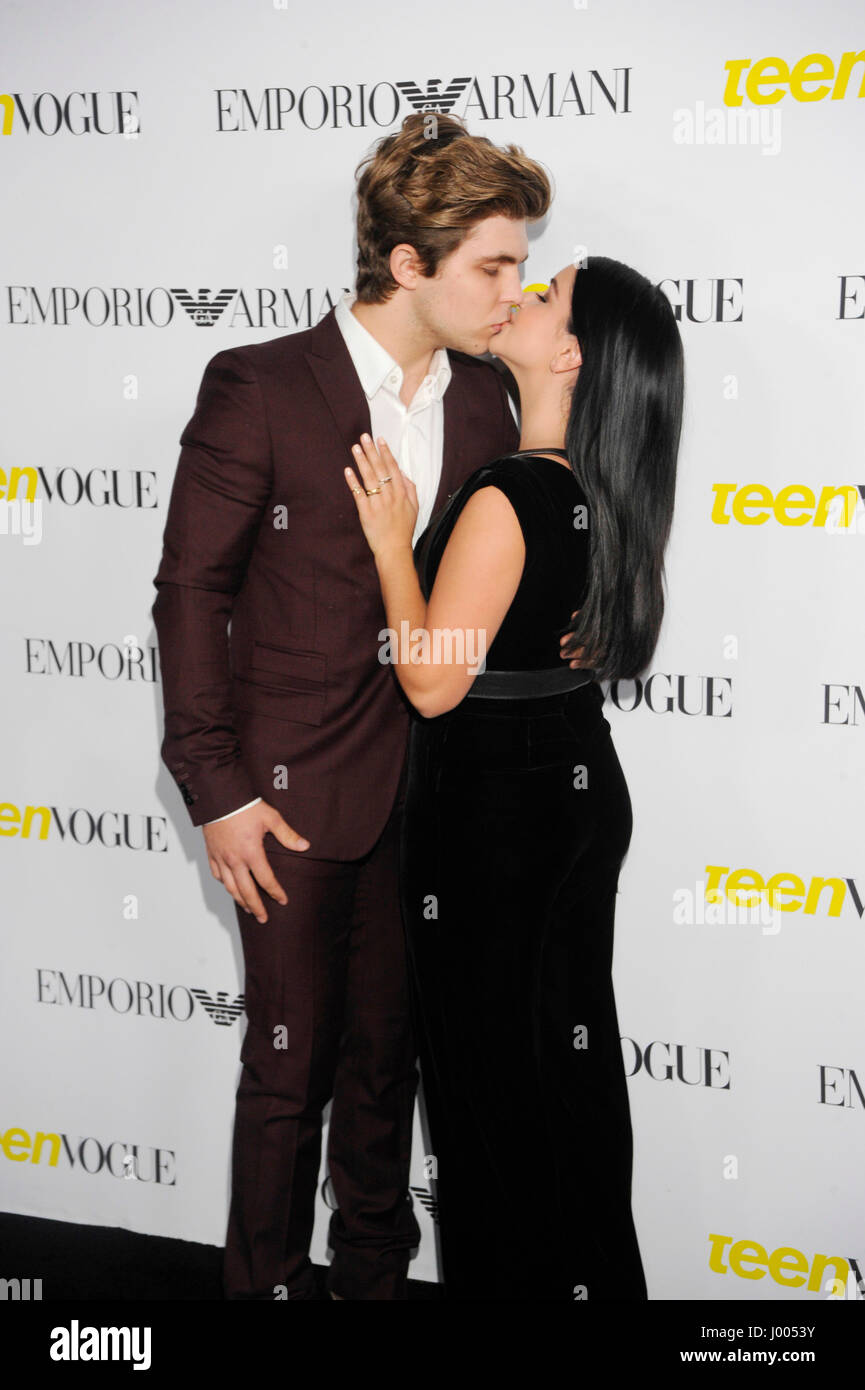 Ariel Winter (r) et Laurent Claude Gaudette baisers aux Teen Vogue Young Hollywood Party question le 2 octobre 2015 à Beverly Hills, Californie. Banque D'Images