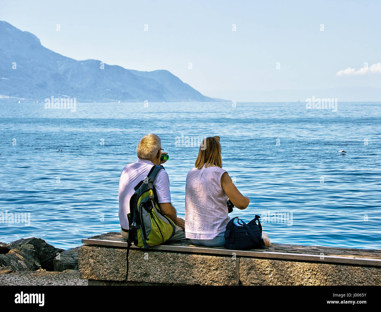 Couple assis sur le banc au bord de lac Léman à Montreux, canton de Vaud, Suisse Banque D'Images