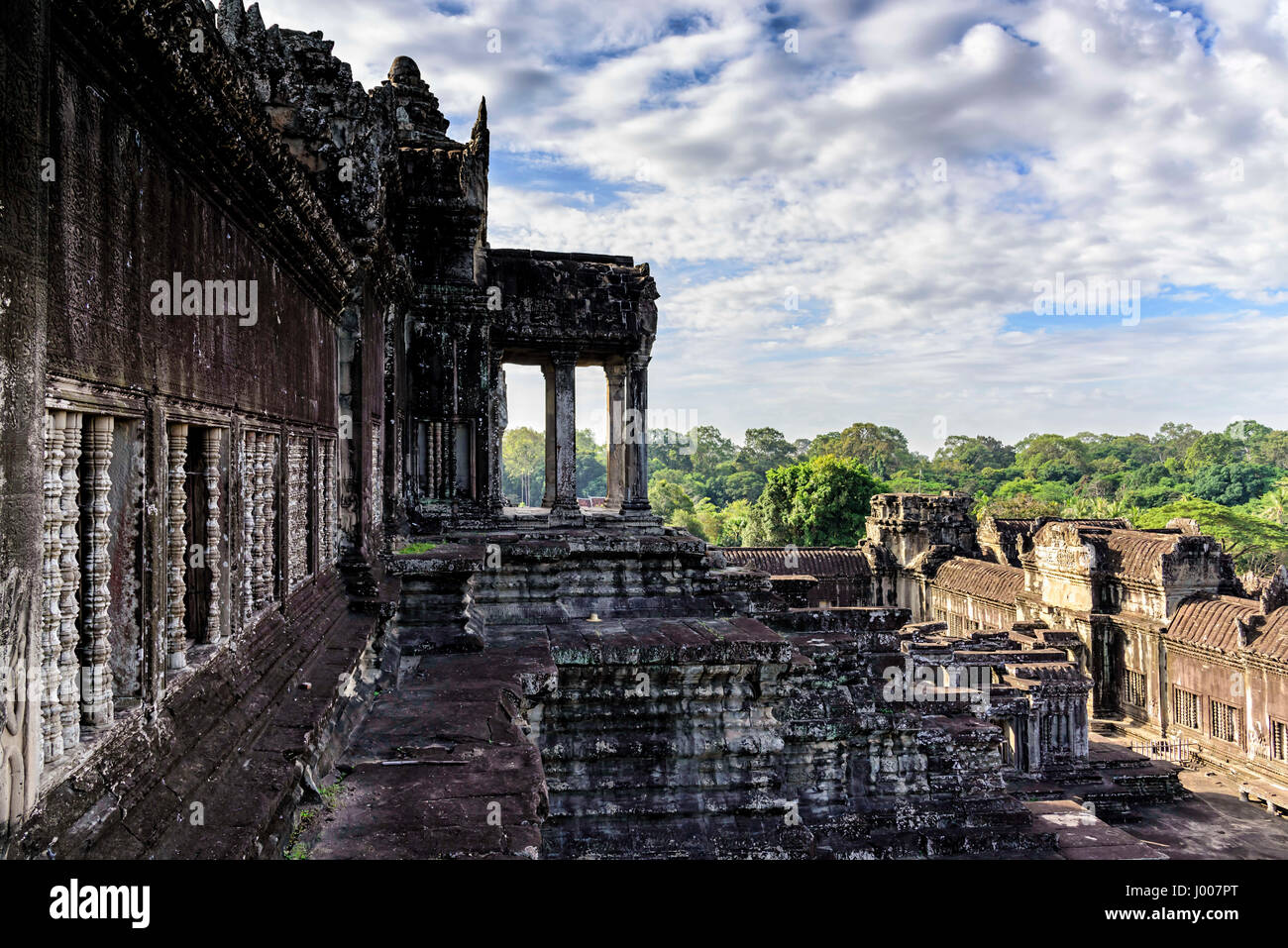 Terrasse d'Angkor Wat. C'est un complexe de temple au Cambodge et le plus grand monument religieux du monde initialement construit comme un temple hindou. Il Banque D'Images