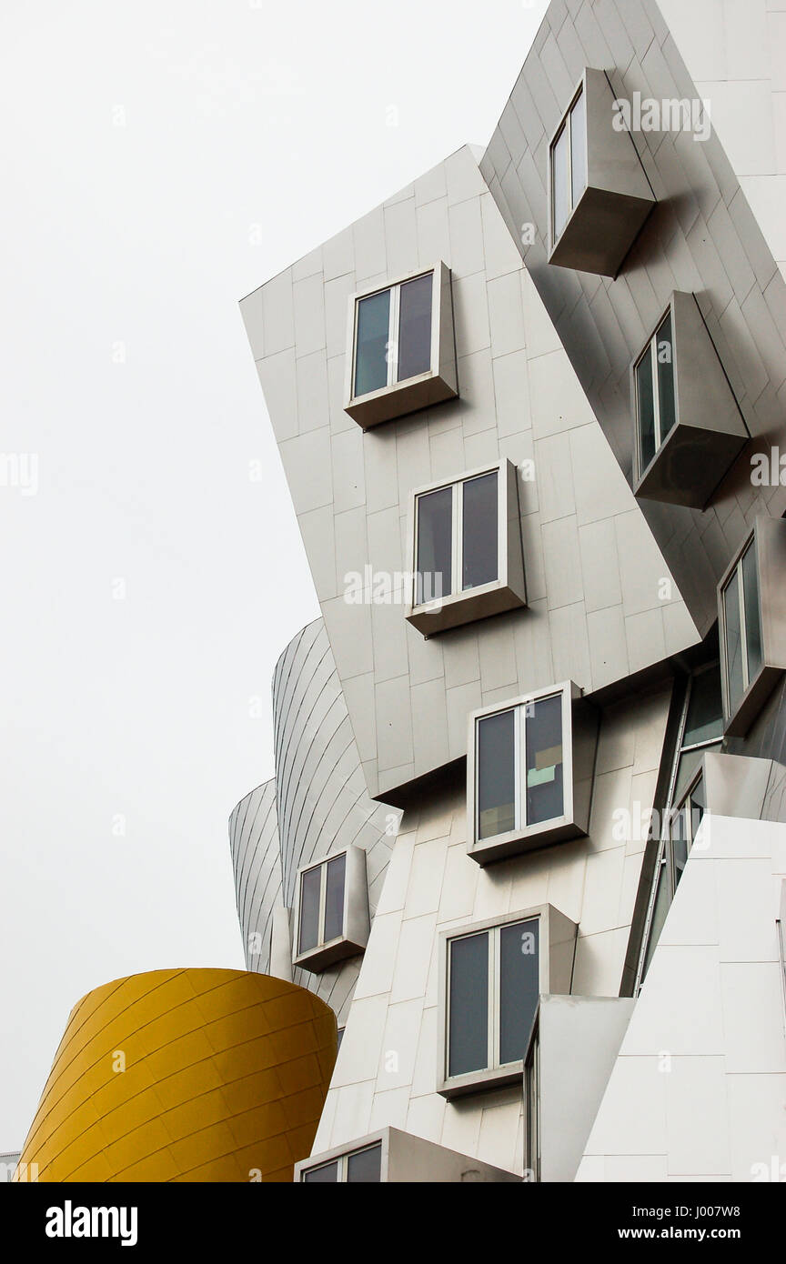Boston, Massachusetts - le 25 juin 2006 : Frank Gehry conçu Ray et Maria Stata center building du Massachusetts Institute of Technology. Banque D'Images