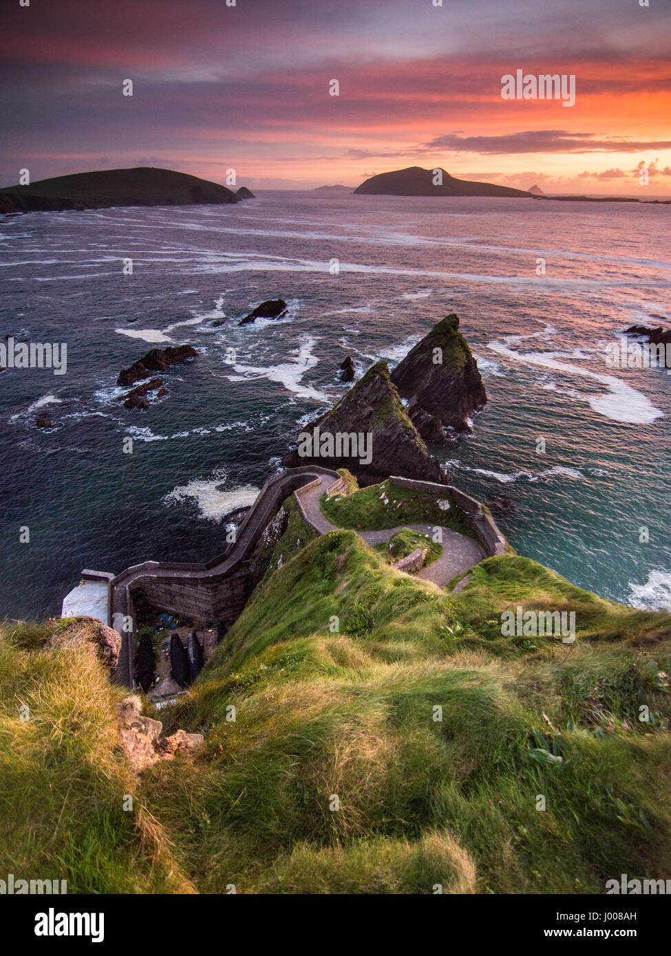 Coucher de soleil sur Dunquin Pier et les îles Blasket sur l'éperon de la côte Atlantique de la péninsule de Dingle en Irlande du comté de Kerry. Banque D'Images