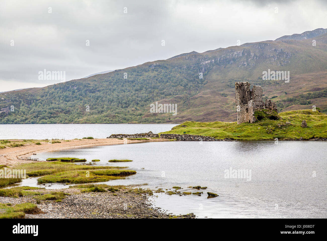 Château Ardvreck. Au 15ème siècle les MacLeods d'Assynt construit un château sur un bon site défensif à l'extrémité nord-est du Loch Assynt. Banque D'Images