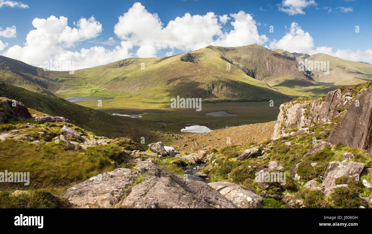 Brandon Mountain, la plus haute montagne sur la péninsule, Dignle est au-dessus une profonde vallée glaciaire et des lacs à l'ouest du comté de Conor Pass Banque D'Images