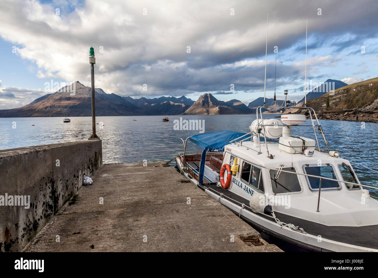 Le Bella Jane à Elgol Pier, Loch Scavaig, île de Skye, avec les Cuillin dans la distance. Banque D'Images