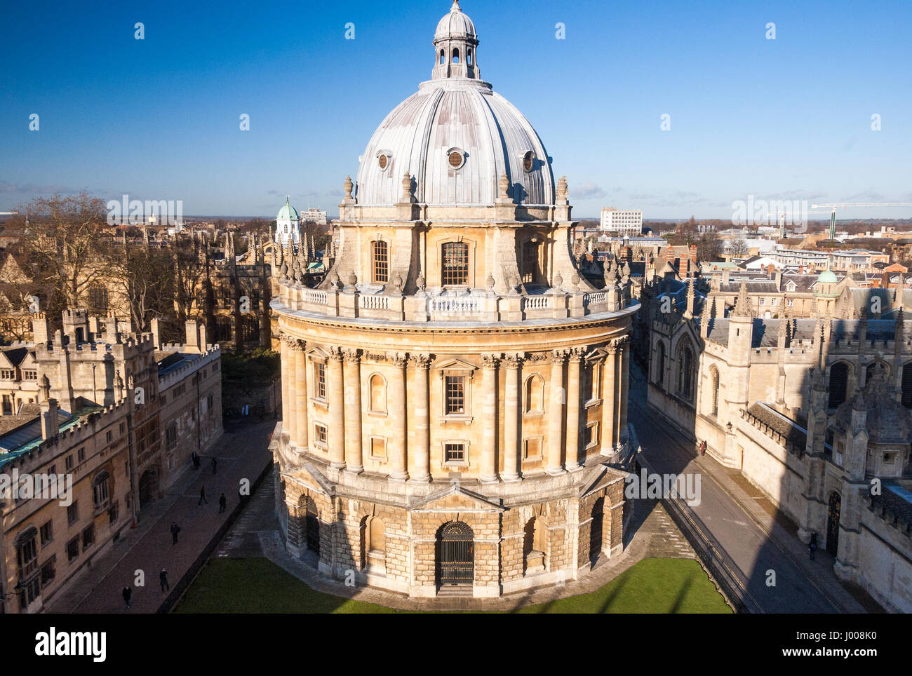 Oxford, Angleterre - le 16 décembre 2016 : soleil d'hiver éclaire la Radcliffe Camera emblématique de l'Université d'Oxford, vue de dessus). Banque D'Images