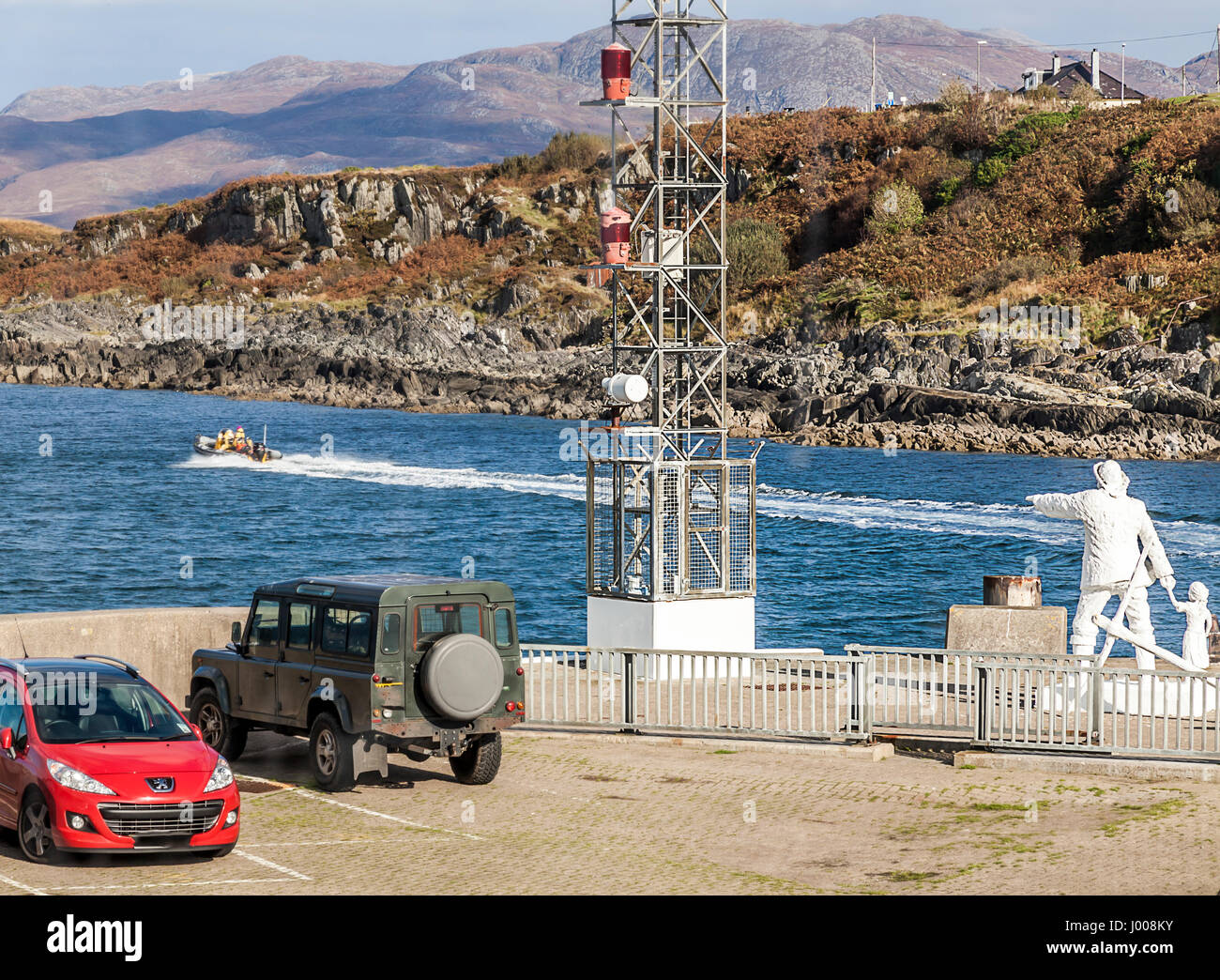 Le port de Mallaig, avec sa statue de pêcheur et de la jeune fille, donnés par Mark Rogers de Knoydart Services sculpturale. Banque D'Images