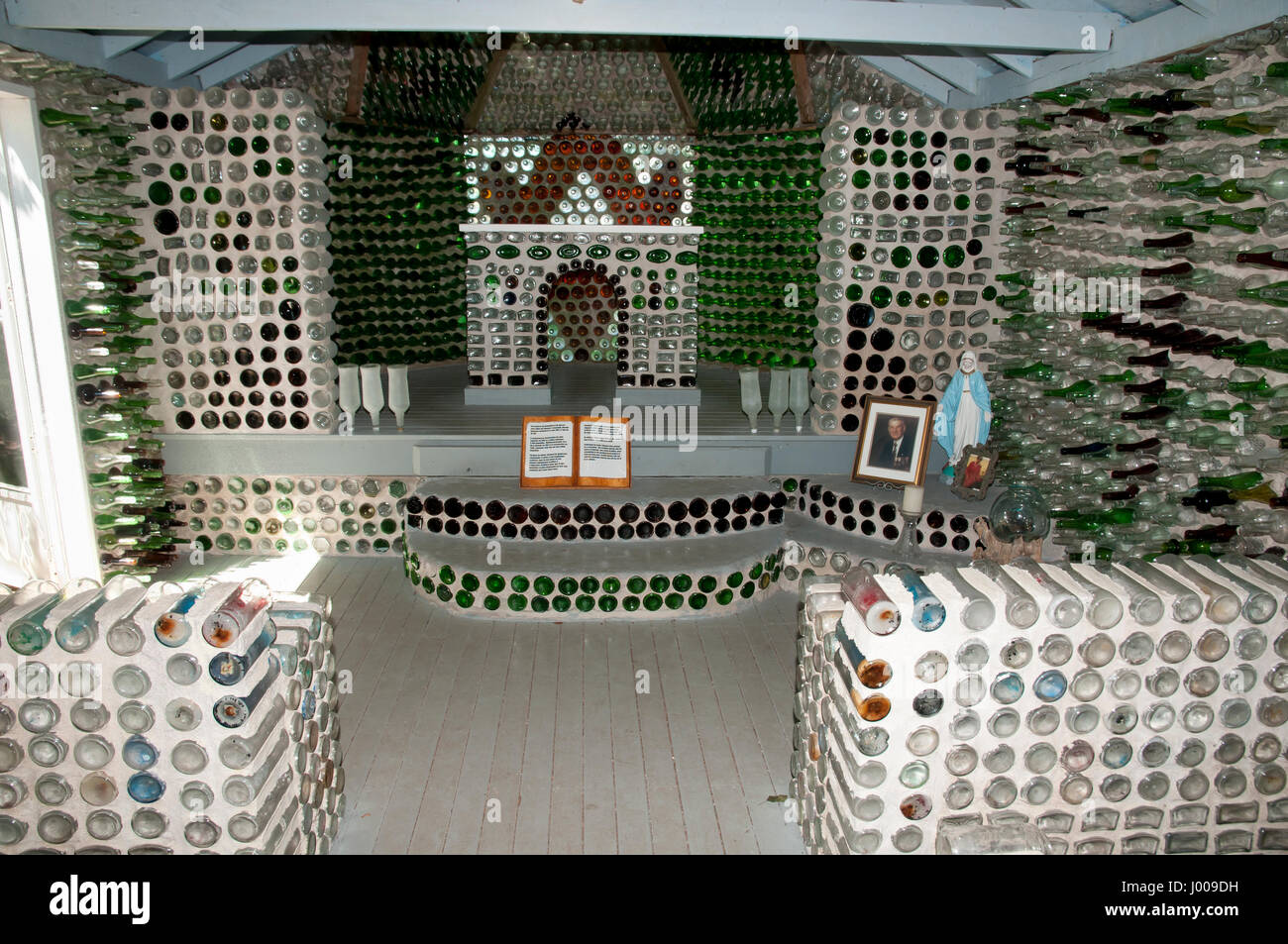 CAP-EGMONT, CANADA - Le 8 août 2016 : Bouteilles en verre cimentées ensemble pour créer des maisons de bouteille par Edouard T. Arsenault Banque D'Images